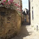 Logis Muraille Romaine, Centre Historique, Lit Queen Size *