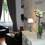 Appartement Logis Muraille Romaine, Centre Historique, Lit Queen Size *