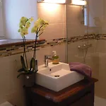 Logis Muraille Romaine, Centre Historique, Lit Queen Size Appartement *