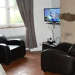 Logis Muraille Romaine, Centre Historique, Lit Queen Size *