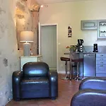 Appartement Logis Muraille Romaine, Centre Historique, Lit Queen Size Le Mans