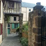 Logis Muraille Romaine, Centre Historique, Lit Queen Size *
