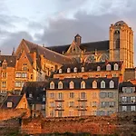 Logis Muraille Romaine, Centre Historique, Lit Queen Size
