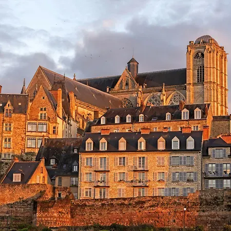 Logis Muraille Romaine, Centre Historique, Lit Queen Size Ле-Ман