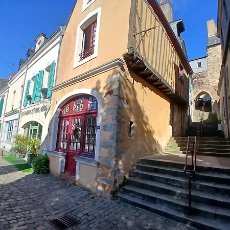 Logis Muraille Romaine, Centre Historique, Lit Queen Size *
