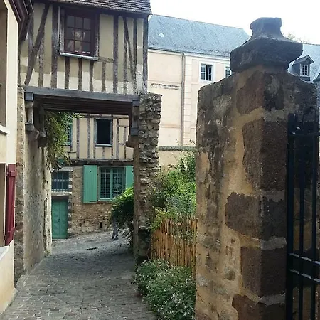 Logis Muraille Romaine, Centre Historique, Lit Queen Size *