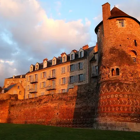 Logis Muraille Romaine, Centre Historique, Lit Queen Size Le Mans