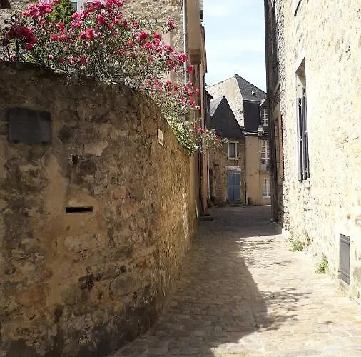 Logis Muraille Romaine, Centre Historique, Lit Queen Size *