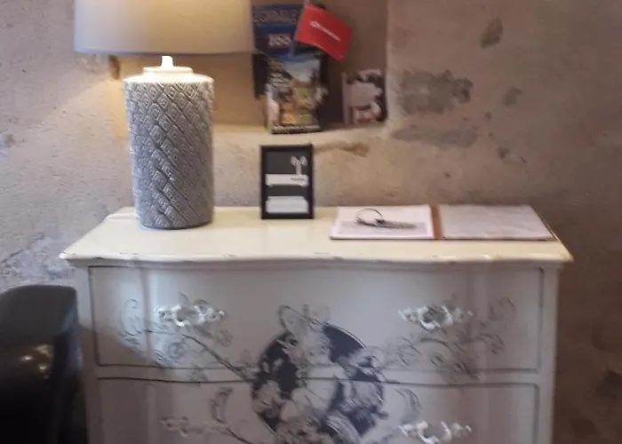 Logis Muraille Romaine, Centre Historique, Lit Queen Size Le Mans