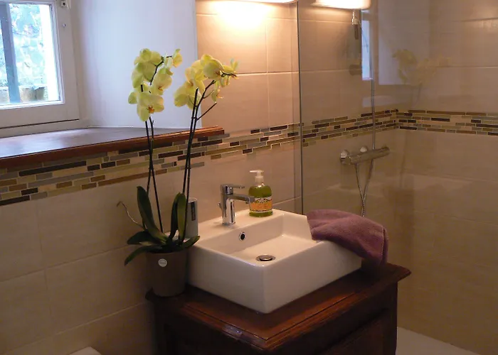 Logis Muraille Romaine, Centre Historique, Lit Queen Size شقة *