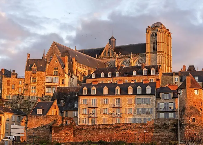 Logis Muraille Romaine, Centre Historique, Lit Queen Size لو مان