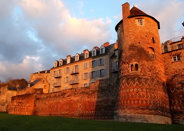 Logis Muraille Romaine, Centre Historique, Lit Queen Size *