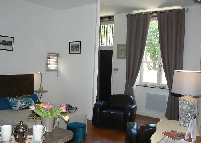 Logis Muraille Romaine, Centre Historique, Lit Queen Size لو مان