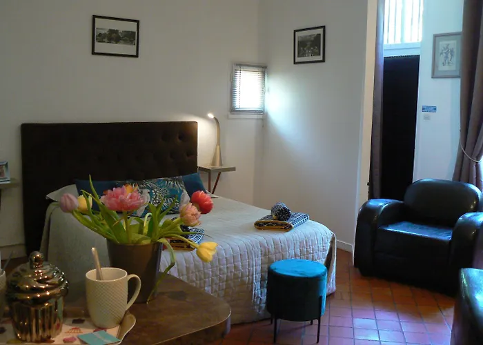 Logis Muraille Romaine, Centre Historique, Lit Queen Size لو مان