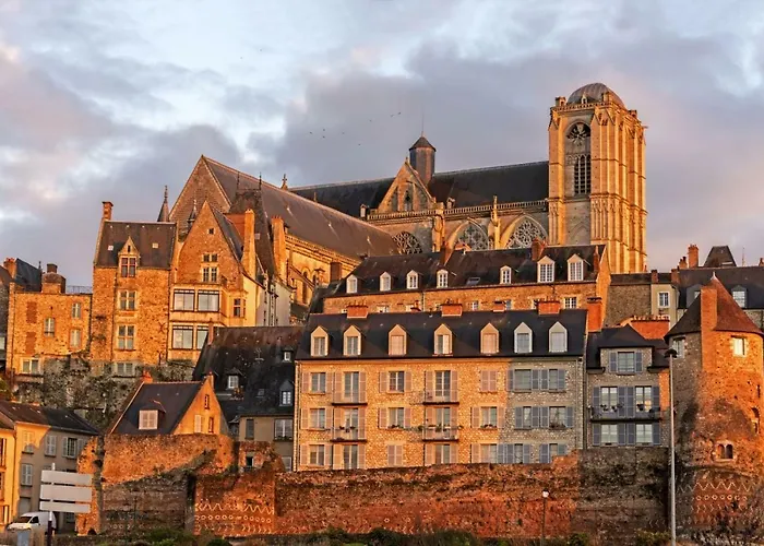 Logis Muraille Romaine, Centre Historique, Lit Queen Size