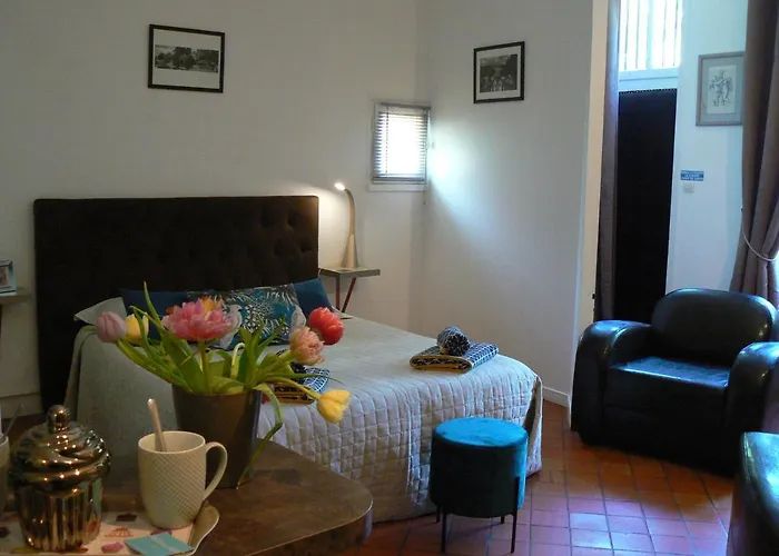 Logis Muraille Romaine, Centre Historique, Lit Queen Size شقة